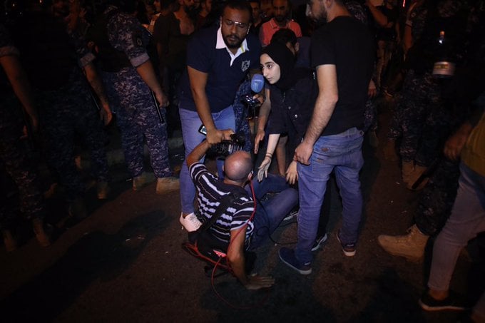 قمع صحافيين خلال تغطية تظاهرة في حزيران الماضي (حسن شعبان)