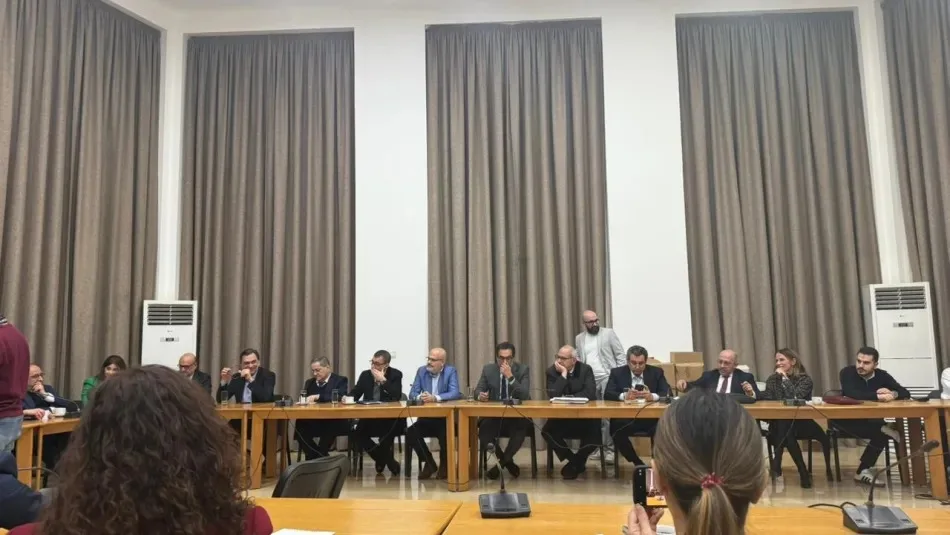 من جلسة النقاش بين الصحافيين والنواب في البرلمان (المدن)